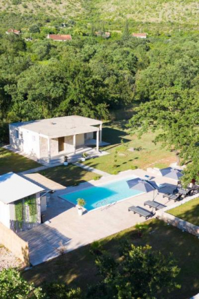 Pool House Paun